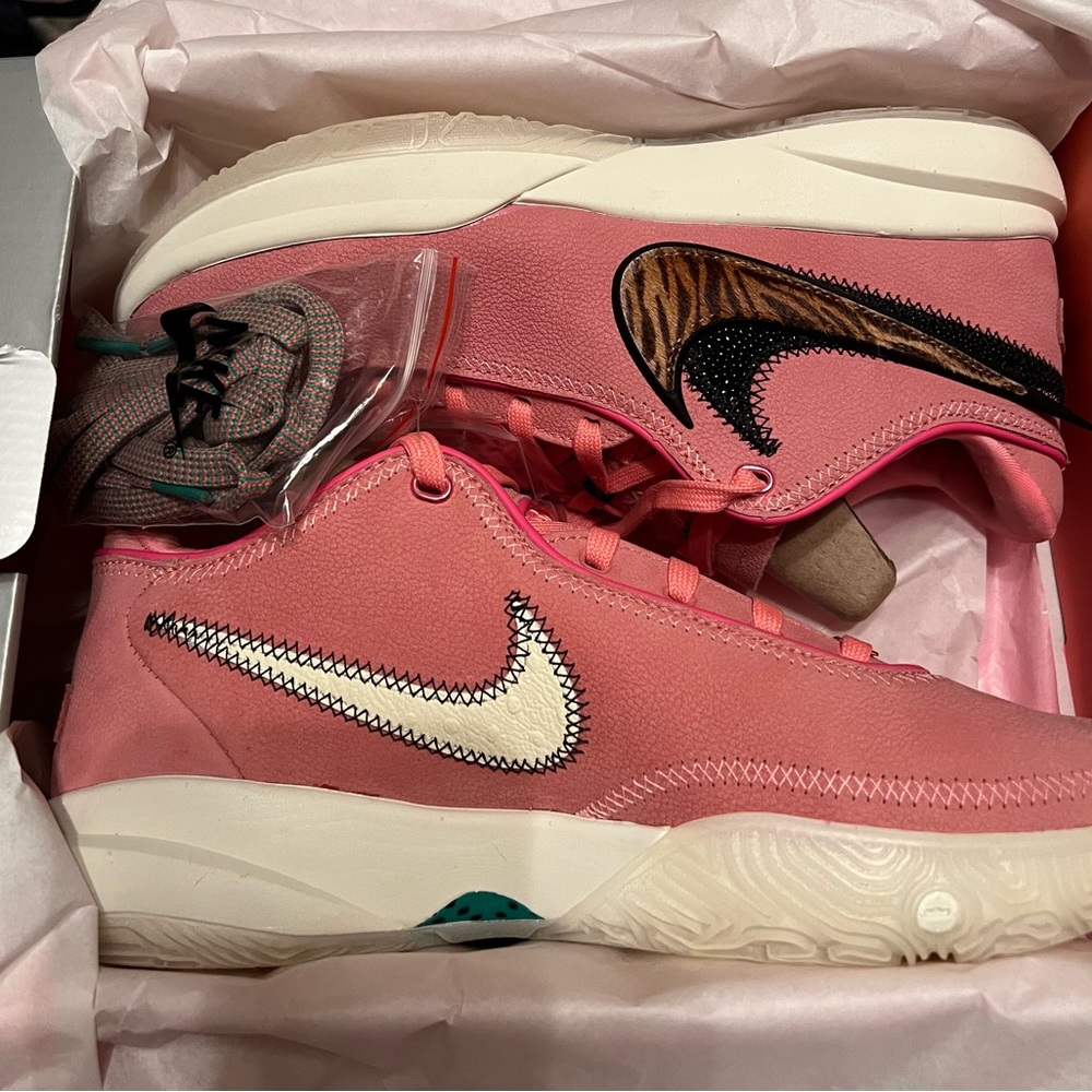 Nike LEBRON XX Shoes SOUTHBEAST